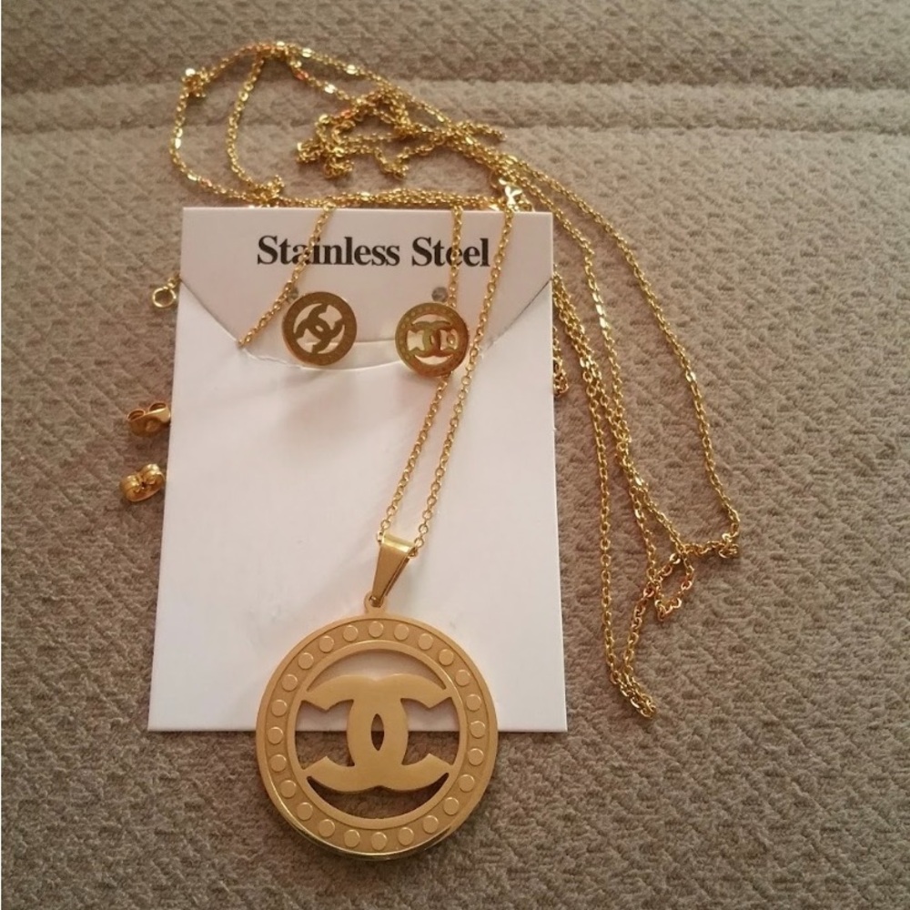 Fashion Jewelry, Stainless Steel Gold Pendant Necklace.Includes: Pendant & Chain